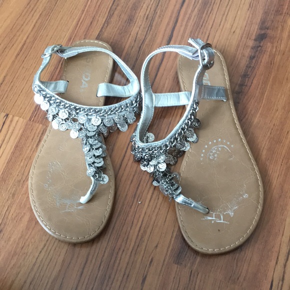 Soda Shoes - Silver sandals with coins/chain design